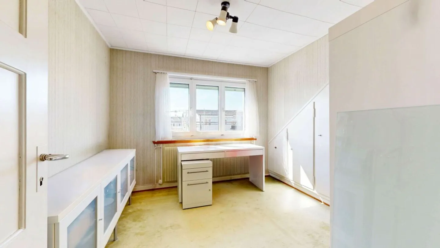 Maison individuelle bien entretenue avec grand jardin, garage et place de parking - Photo 9 sur 13