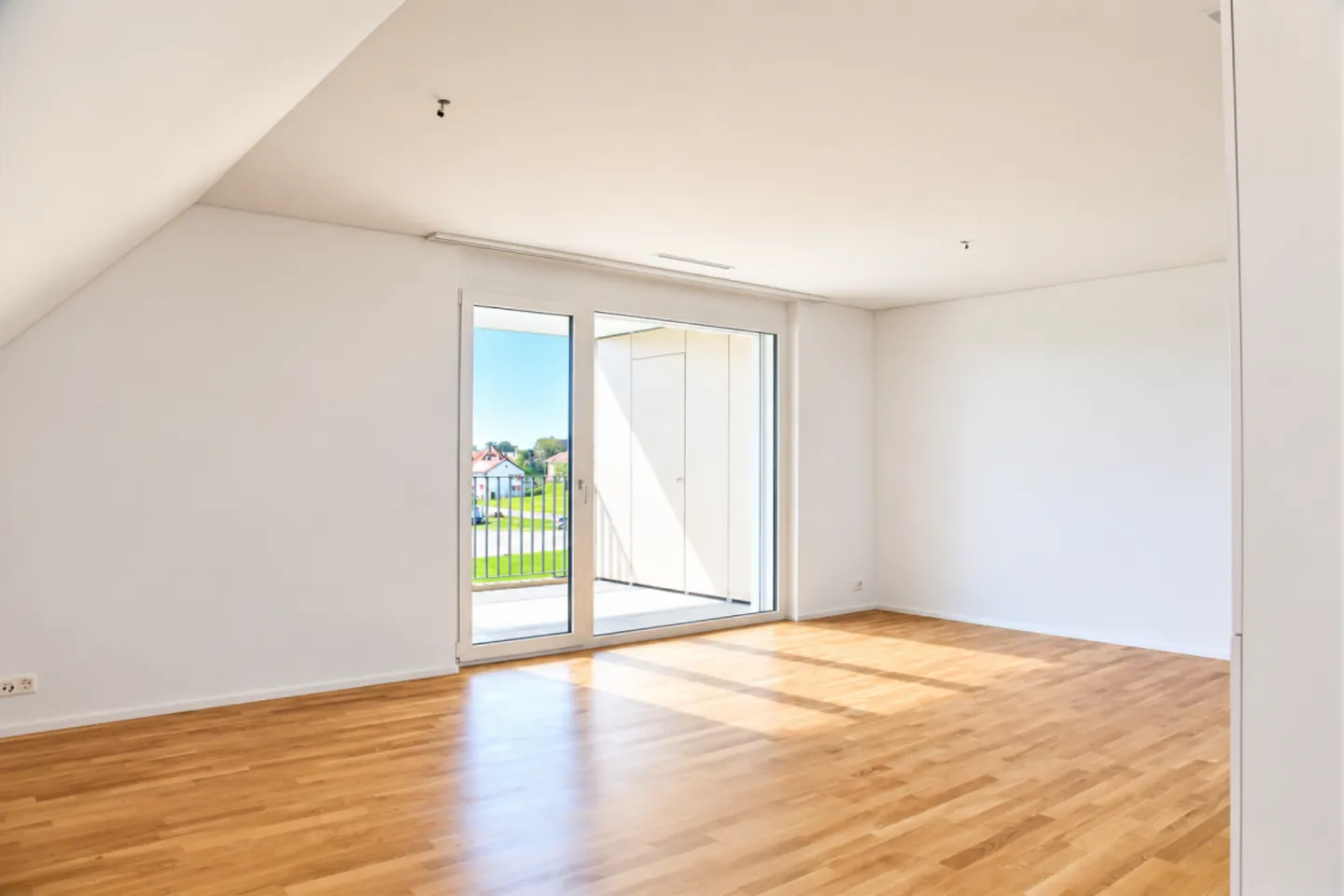 Helle und Moderne 3.5 Zimmer-Wohnung mit 2 Balkonen! - Foto 1 von 13