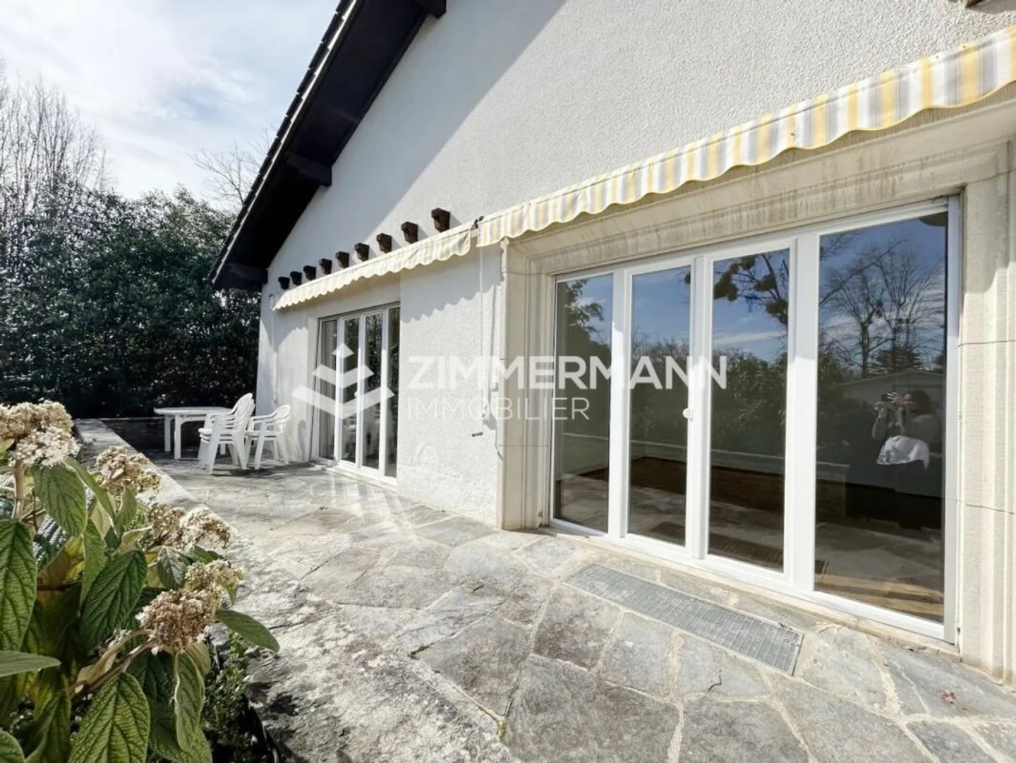 Genthod - Familienvilla auf einem wunderschönen, bewaldeten Grundstück von 2.000 m² - Foto 3 von 13