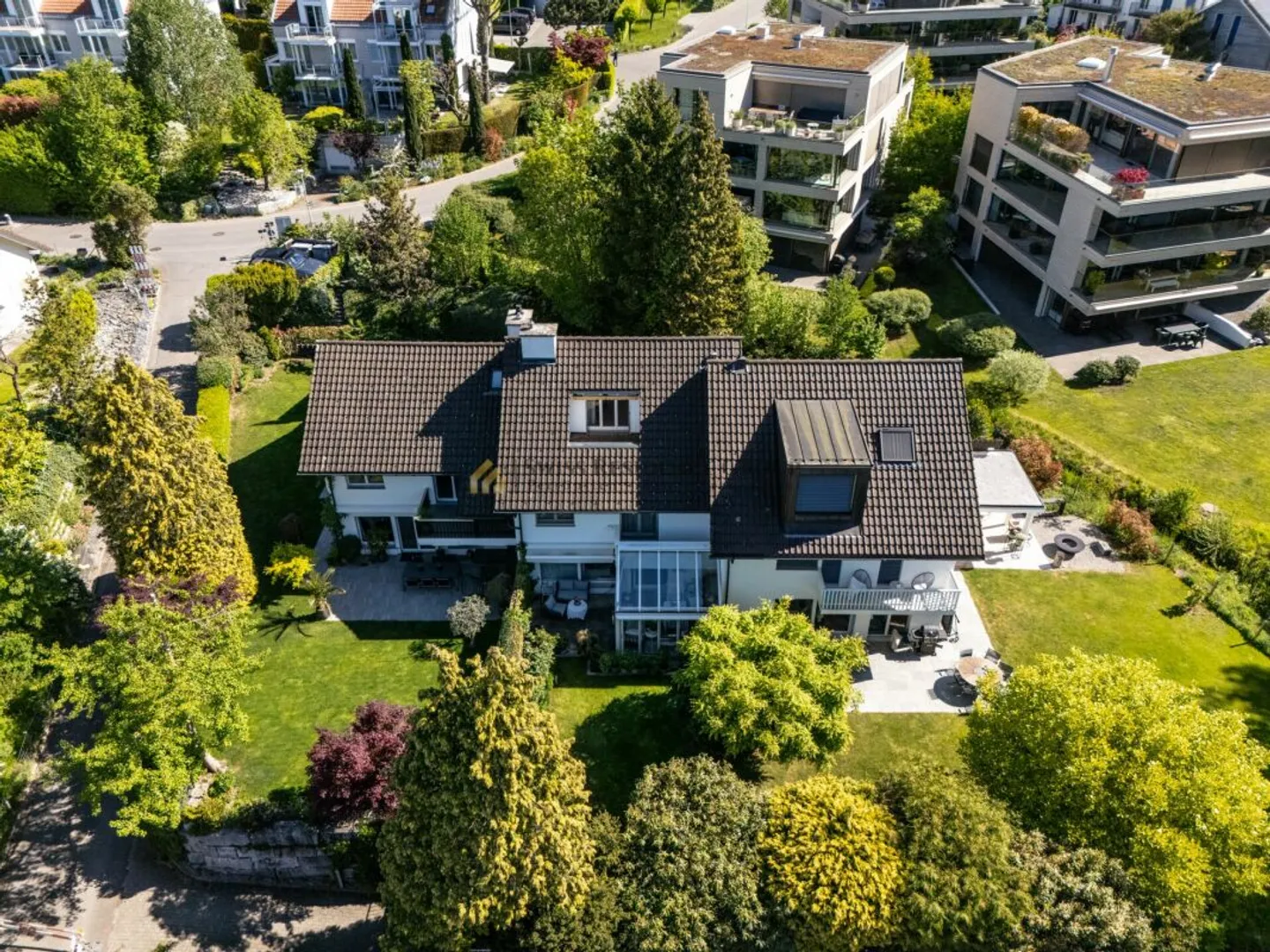 Maison de rêve ensoleillée sur la Goldküste - spacieuse maison mitoyenne de 5,5 pièces en lisière de forêt - Photo 1 sur 13