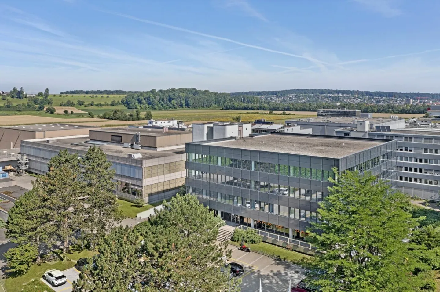 Espaces de stockage et d'atelier avec lumière du jour dans un emplacement central à Aesch - Photo 1 sur 5