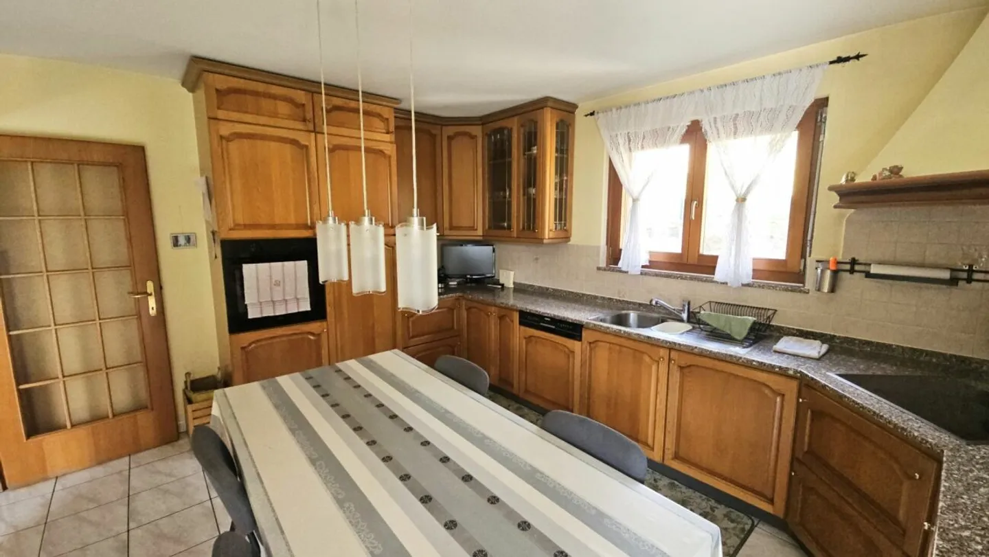 BEAUTIFUL AND LARGE INDEPENDENT HOUSE - Photo 9 of 13