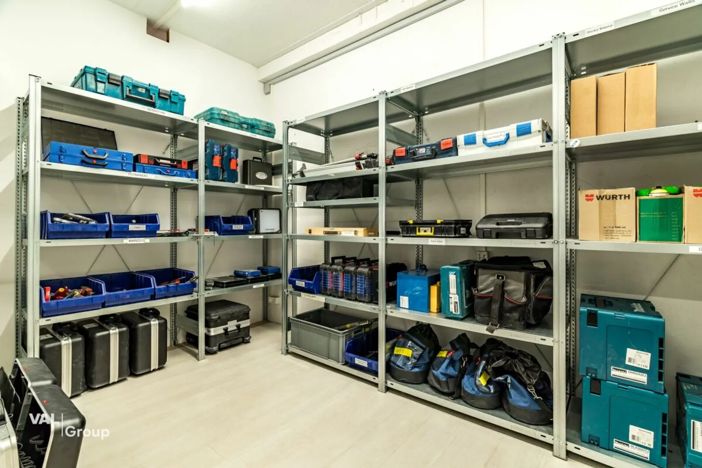 Versatile commercial premises with storage and office - ideal for SMEs or service providers - Photo 12 of 13