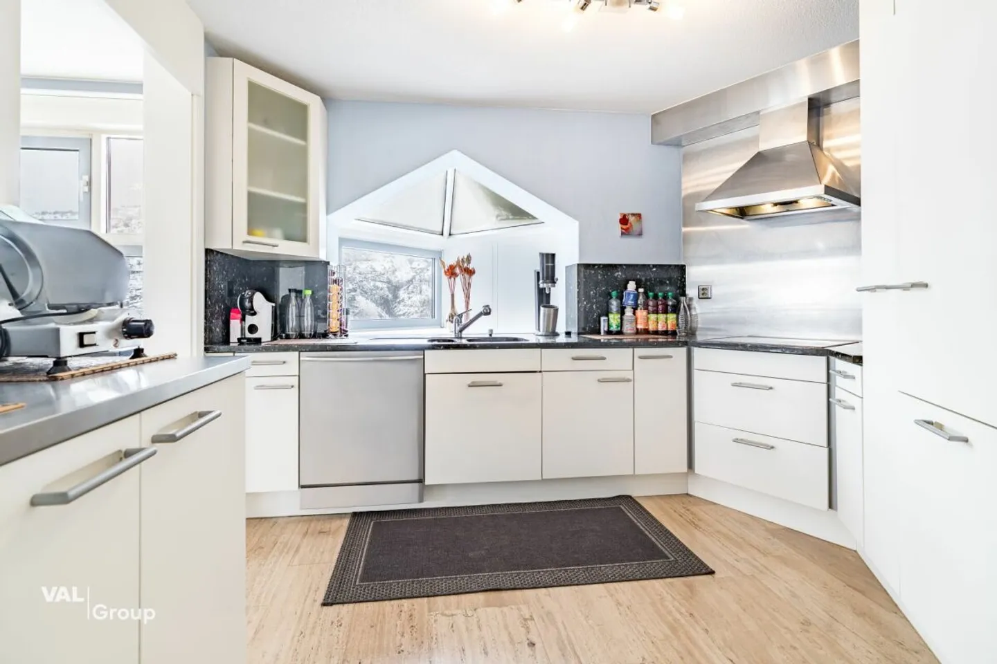 Exclusive 5.5-room terrace apartment with lift directly into the apartment - privileged location in Visp - Photo 3 of 13