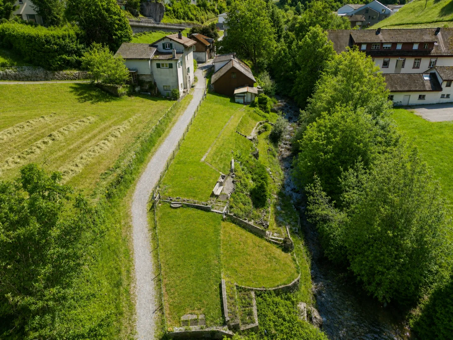 Casa bifamiliare con grande giardino in posizione tranquilla a Riedern GL - Foto 5 di 13