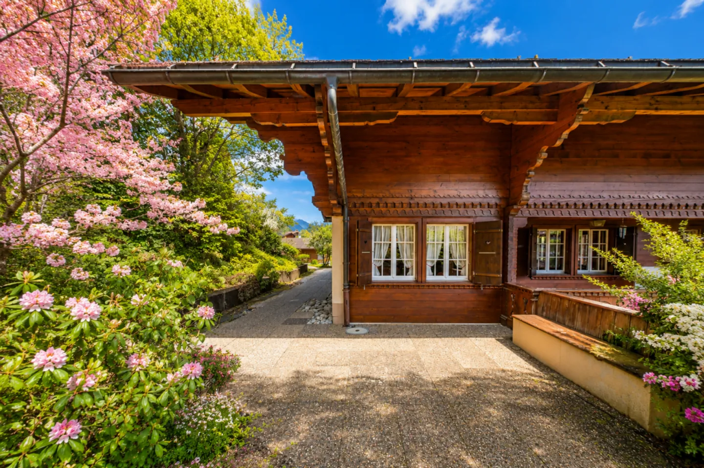 Chalet mit 3 Wohneinheiten, Schwimmbad und Garagen Höhenstrasse 14 - Photo 2 sur 12