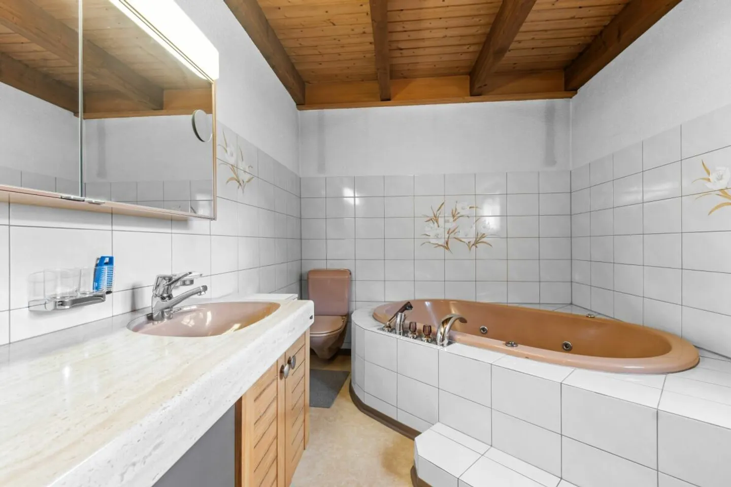 Grosszügige 5.5-Zimmer-Wohnung mit Garten und herrlicher Aussicht in Schwanden - Photo 8 of 12