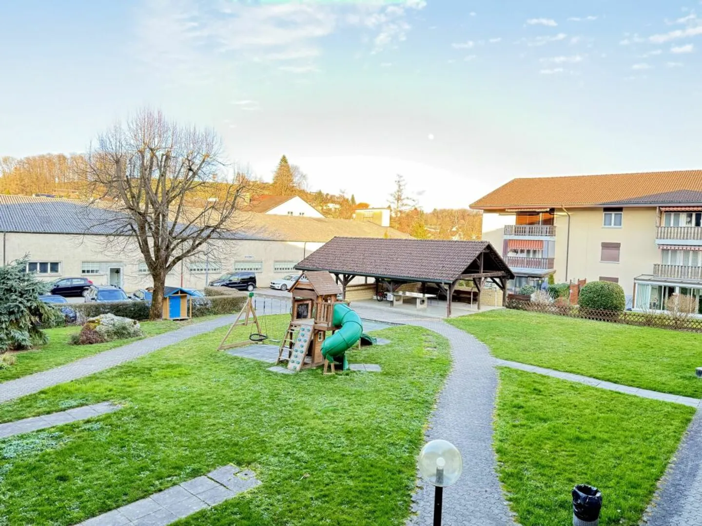 Vivere comodamente tra natura e vita quotidiana con balcone - Foto 1 di 9