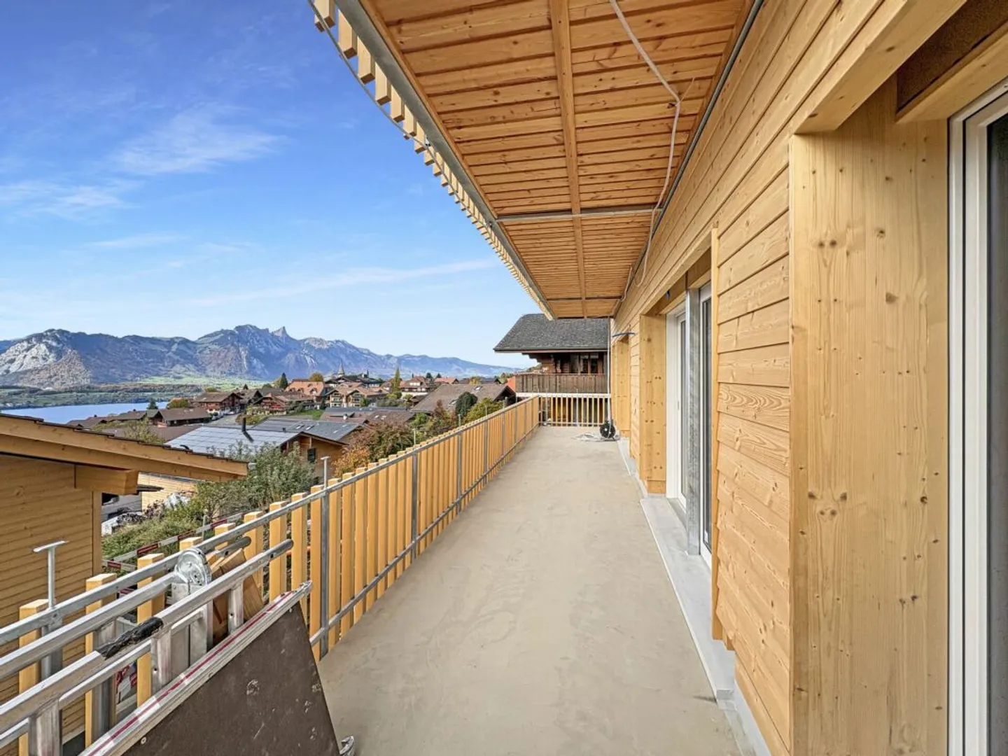 Nouvelle construction dans le style chalet, indépendante, moderne et avec une vue attrayante sur le lac de Thun en direction de Niesen et Thun - Photo 1 sur 13