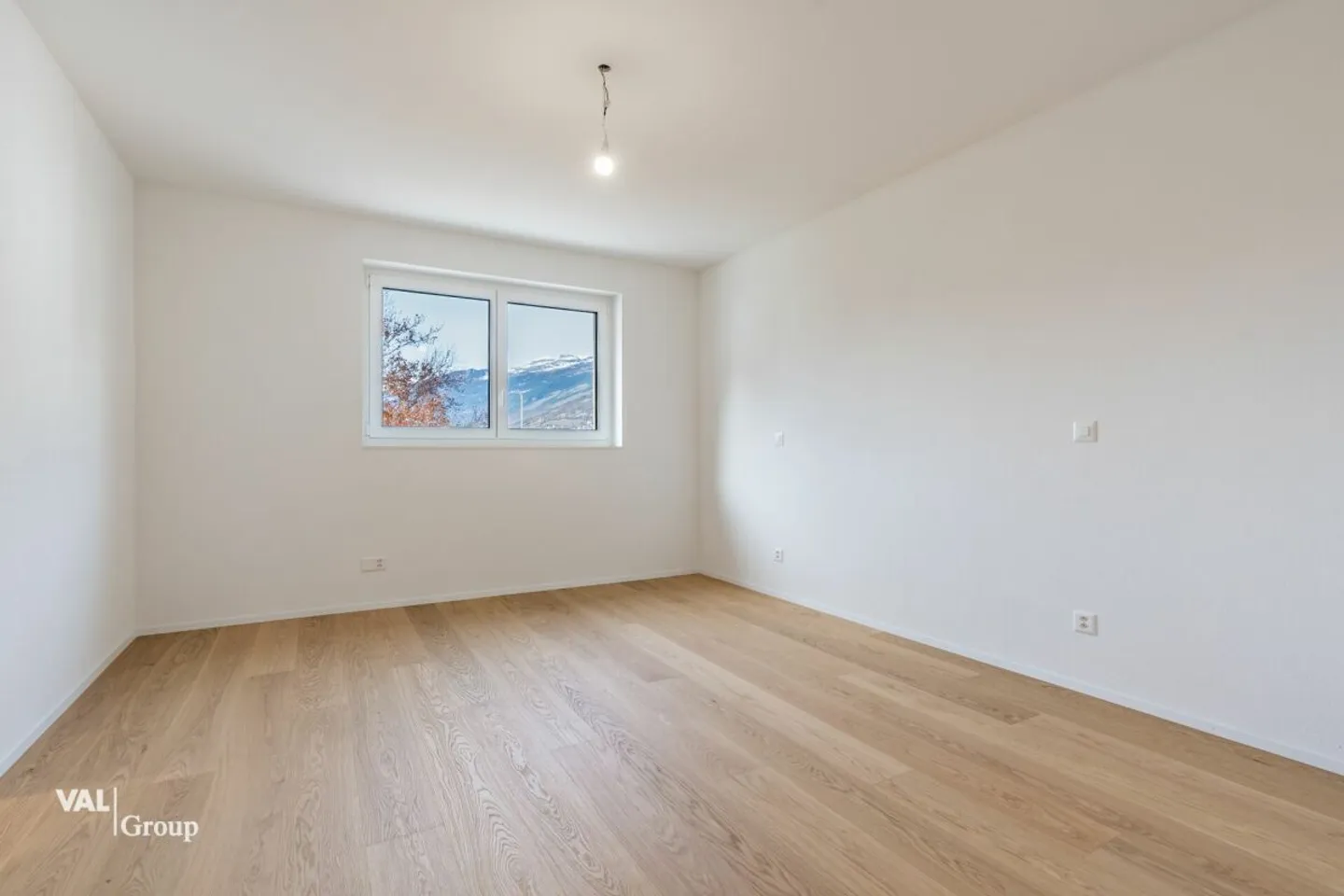 Modern and spacious dream home - Photo 5 of 13