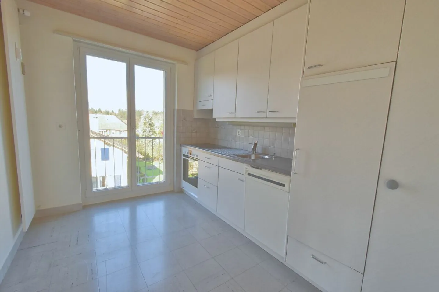 Sunny & bright apartment with balcony in a quiet location - Photo 4 of 9