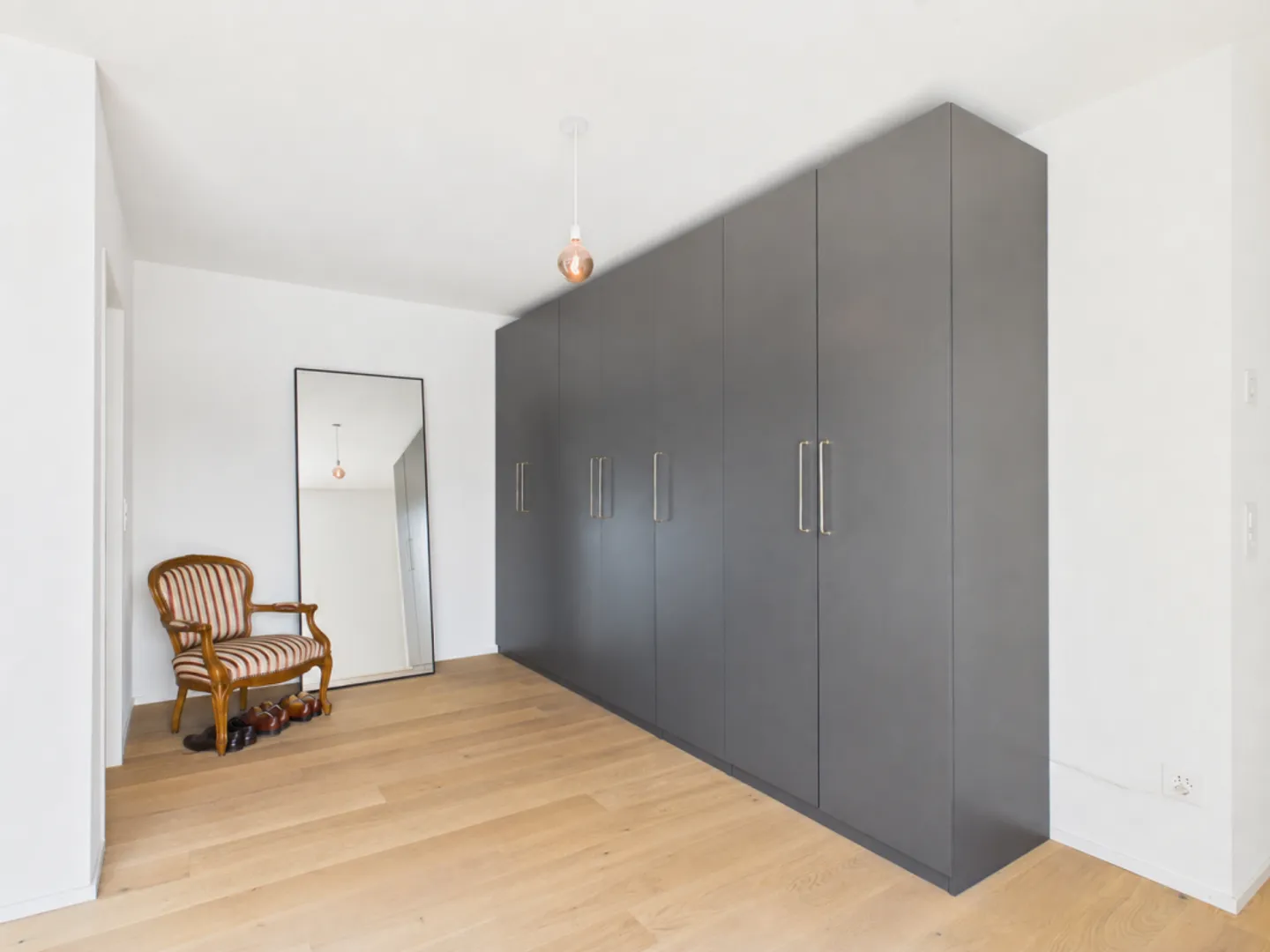 Exclusive 3.5-room penthouse apartment with generous outdoor spaces in Binningen - Photo 11 of 13