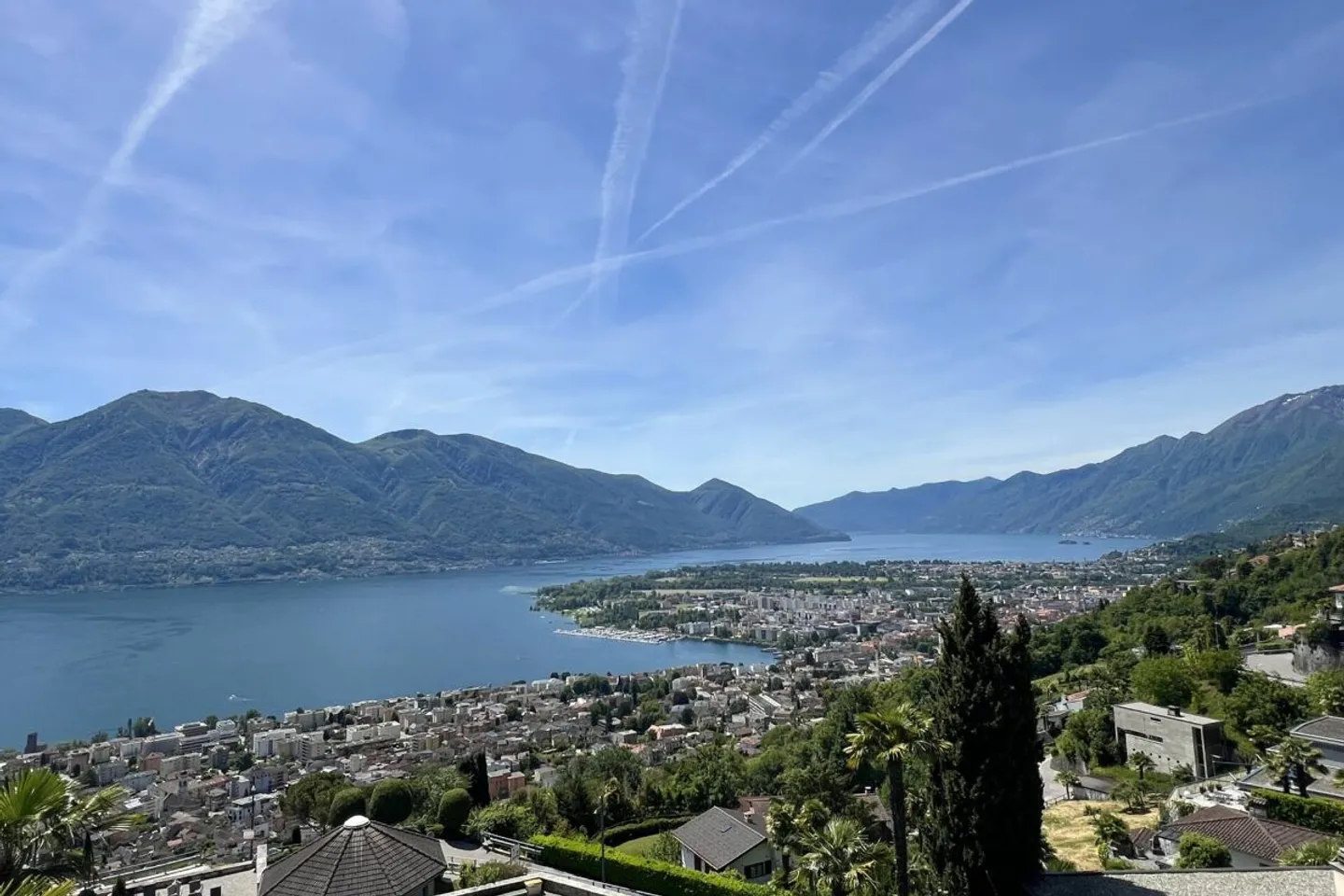 POSIZIONE TOP con vista lago a 180° - Appartamento esclusivo con area ospiti separata e piscina comune - Foto 7 di 13