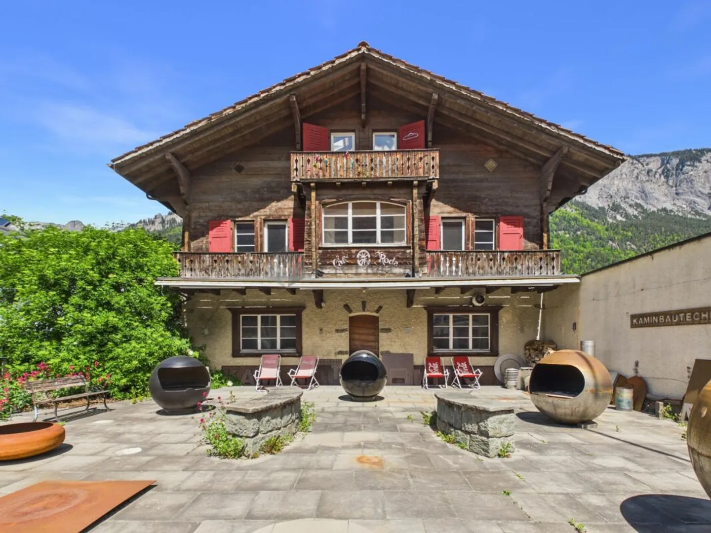 Traditionsreiches Chalet mit Gastronomie &amp; zwei Wohneinheiten auf weitläufigem Grund - Foto 1 von 12