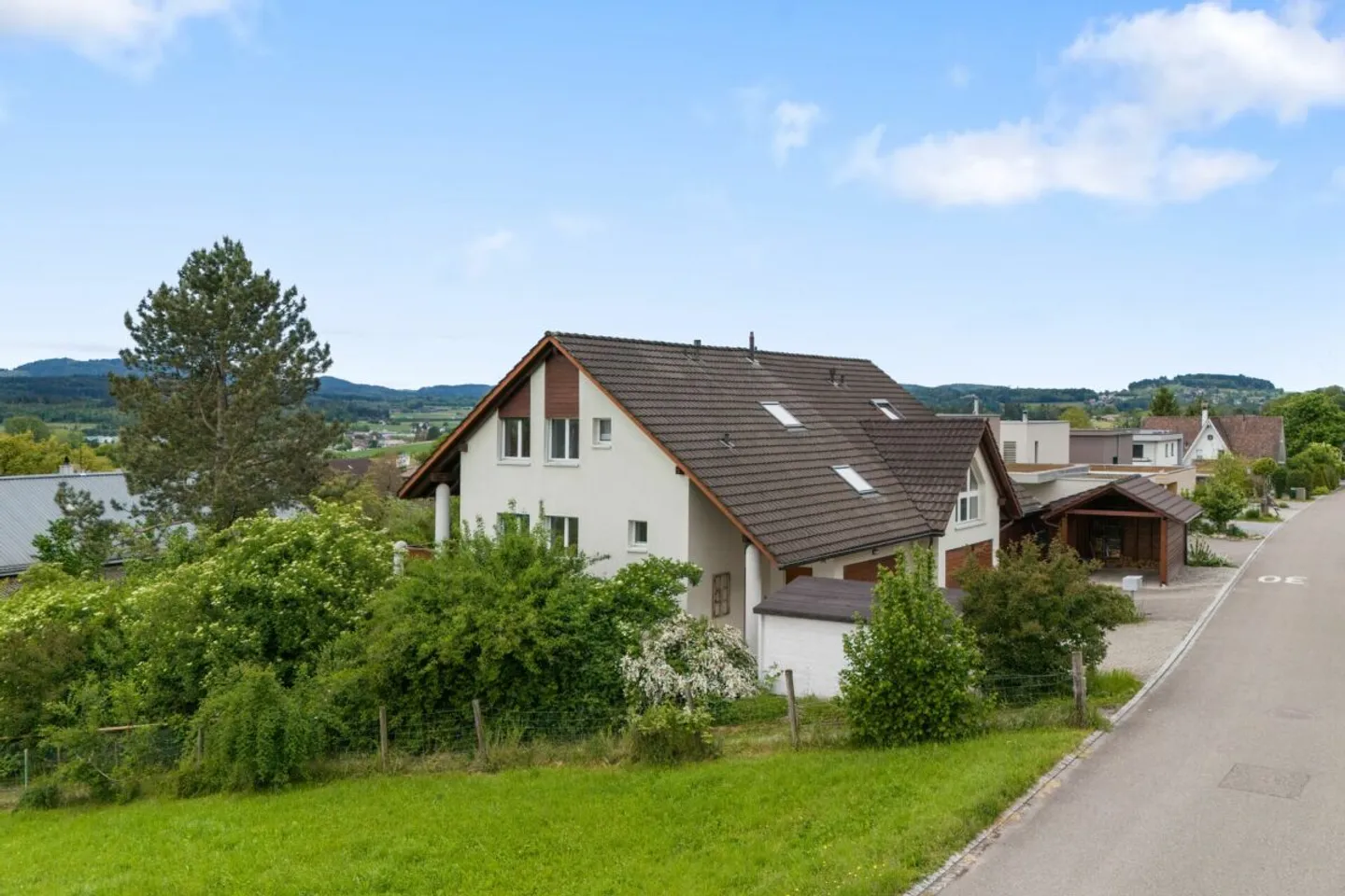 6.5-Room House with Plenty of Surroundings and Privacy - Photo 12 of 13