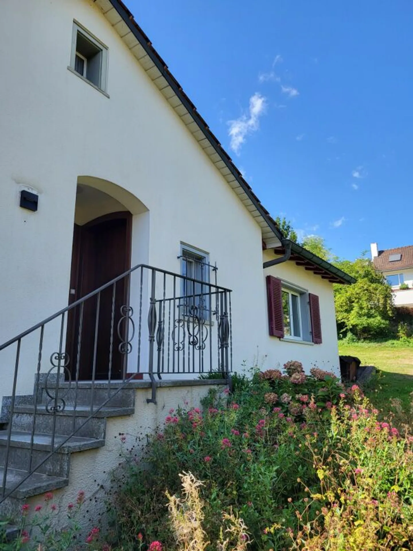 Casa unifamiliare recentemente ristrutturata con grande giardino - Foto 2 di 13