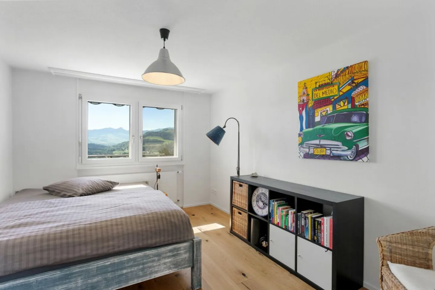 Like-new renovated and modern apartment in the green with great views - Photo 6 of 13