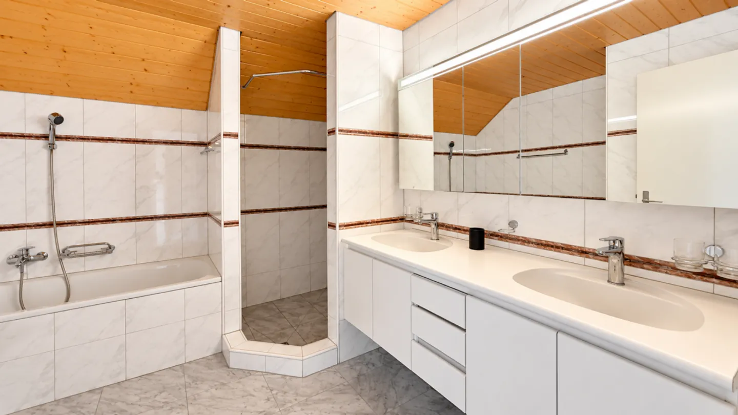 Spacieux appartement mansardé de 4.5 pièces avec cheminée & 2 balcons - Photo 7 sur 10