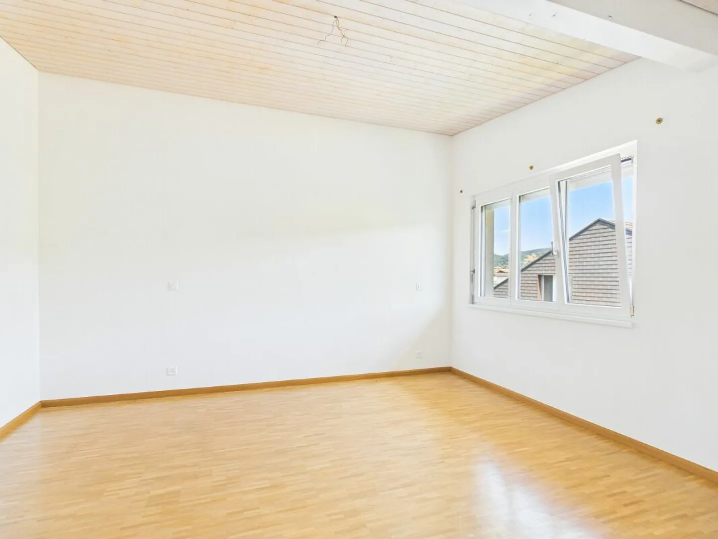 Ampio attico in posizione tranquilla con grande balcone - Foto 7 di 13