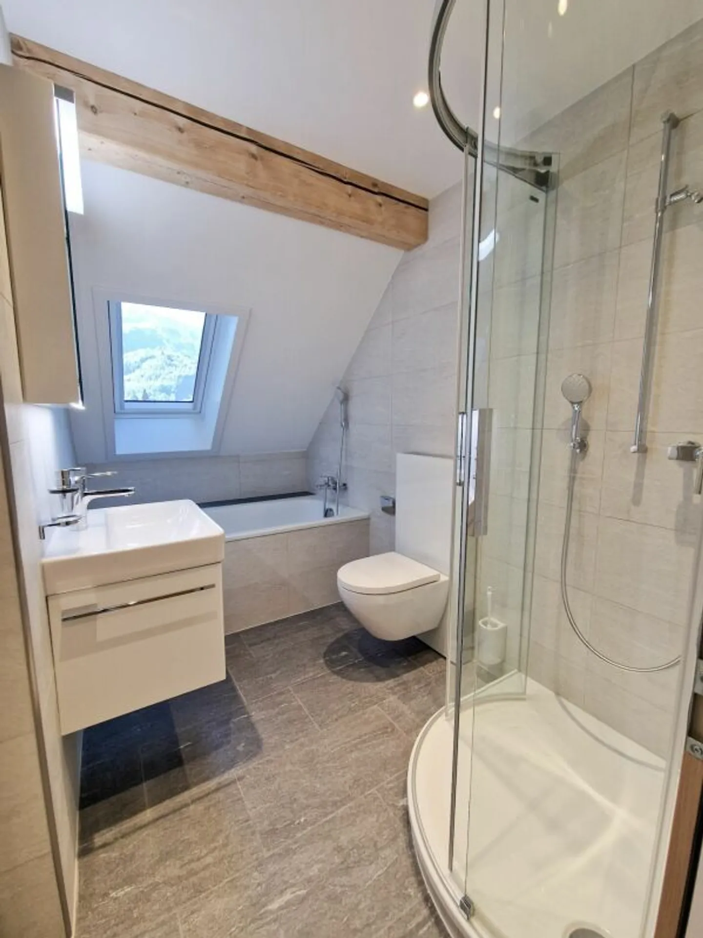 Move in and enjoy - completely renovated 3-room attic apartment (maisonette) - Photo 7 of 12