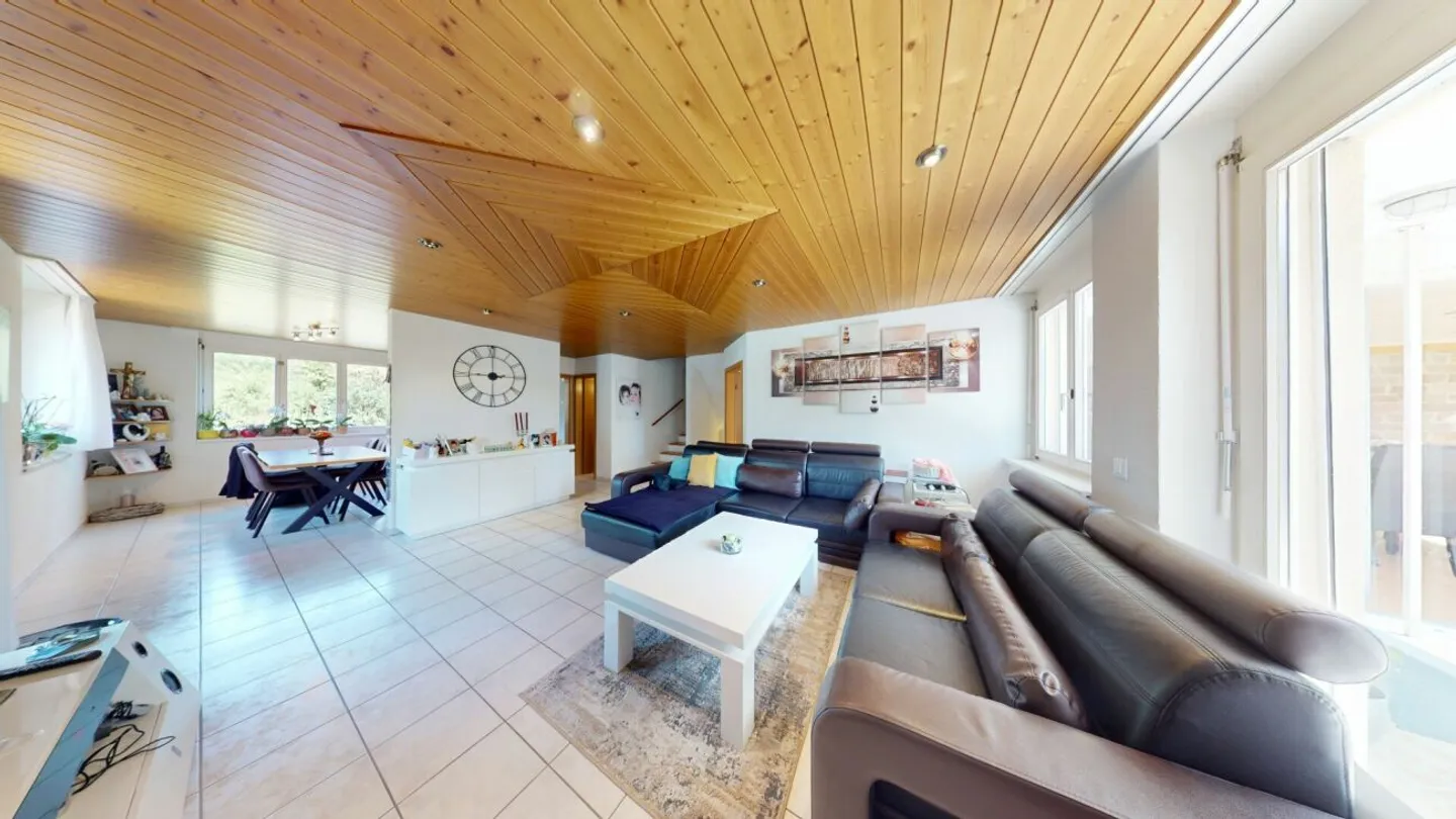 Exklusives 6.5-Zimmer-Doppeleinfamilienhaus mit sonnigem Wintergarten und viel Wohnkomfort - Photo 4 of 13