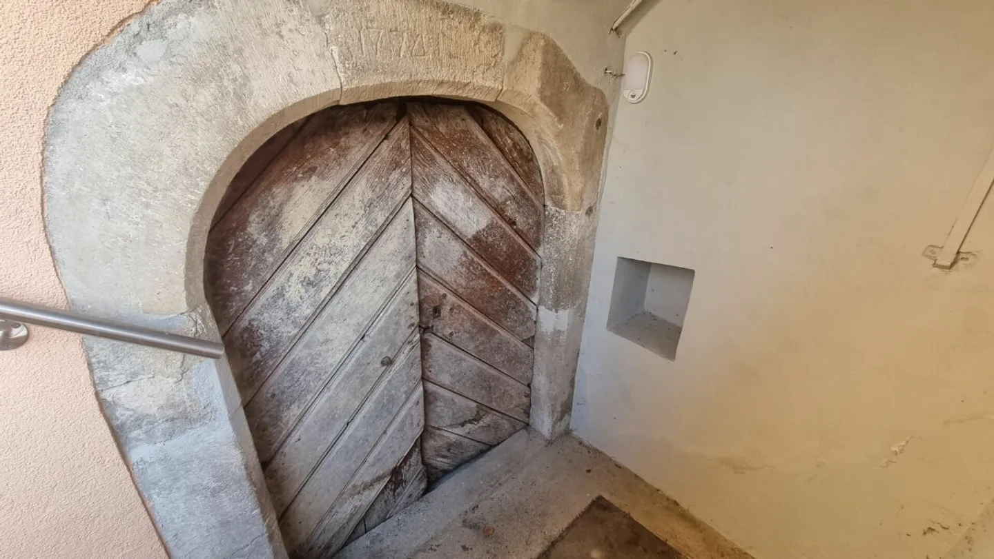 Completely renovated 5.5 room apartment with private entrance, winter garden and vaulted cellar - Photo 8 of 13