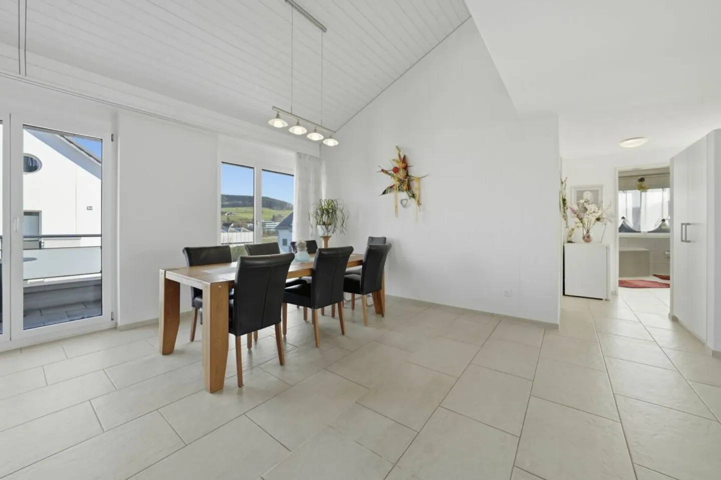 Ampio appartamento attico con molta luce e tre balconi - Foto 4 di 13