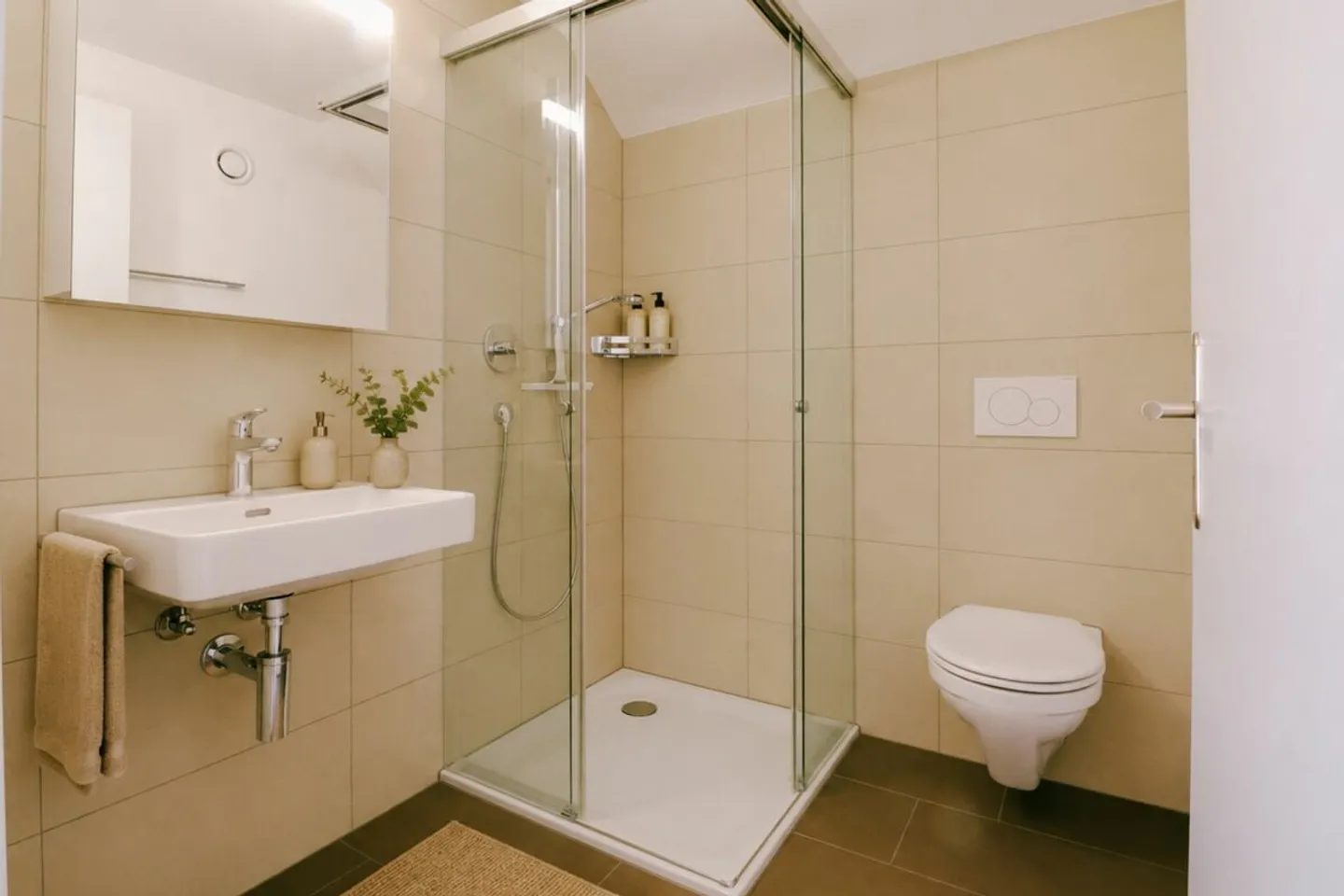 Mitten im Dorf, ganz oben wohnen - neuwertige Dachwohnung mit Direktlift - Foto 11 di 13