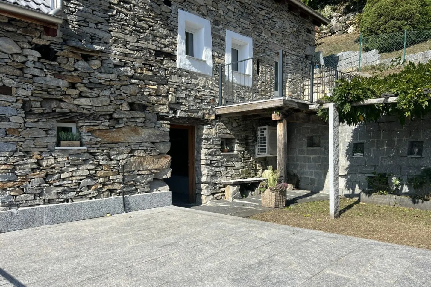 Affascinante casa in pietra ristrutturata con grande giardino e terreno edificabile separato - Foto 6 di 13
