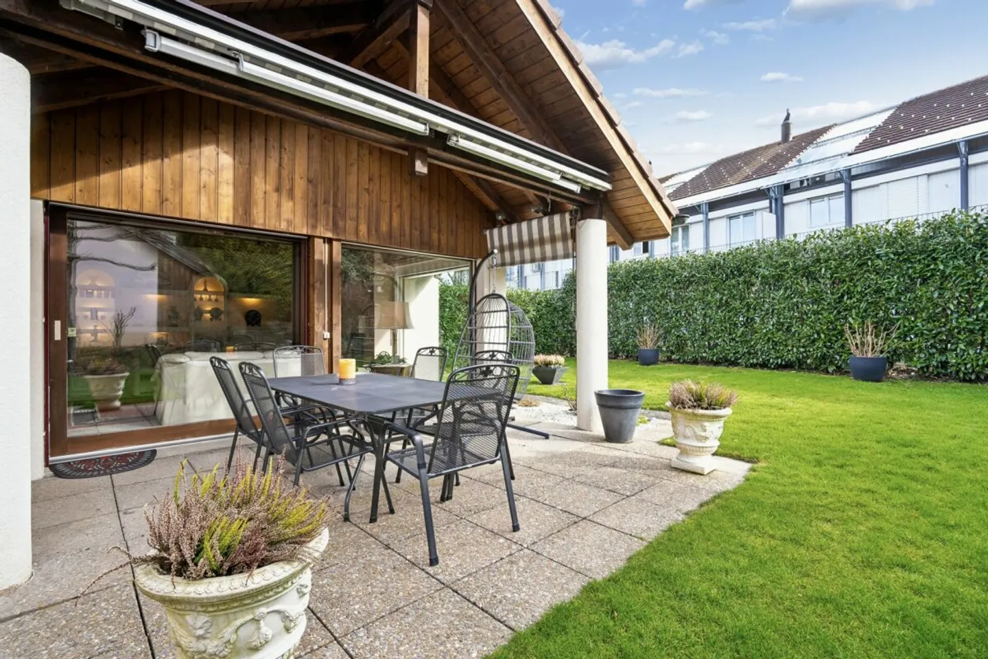 Spacious 7-Room House with Potential in Rüschlikon ZH - Photo 5 of 13