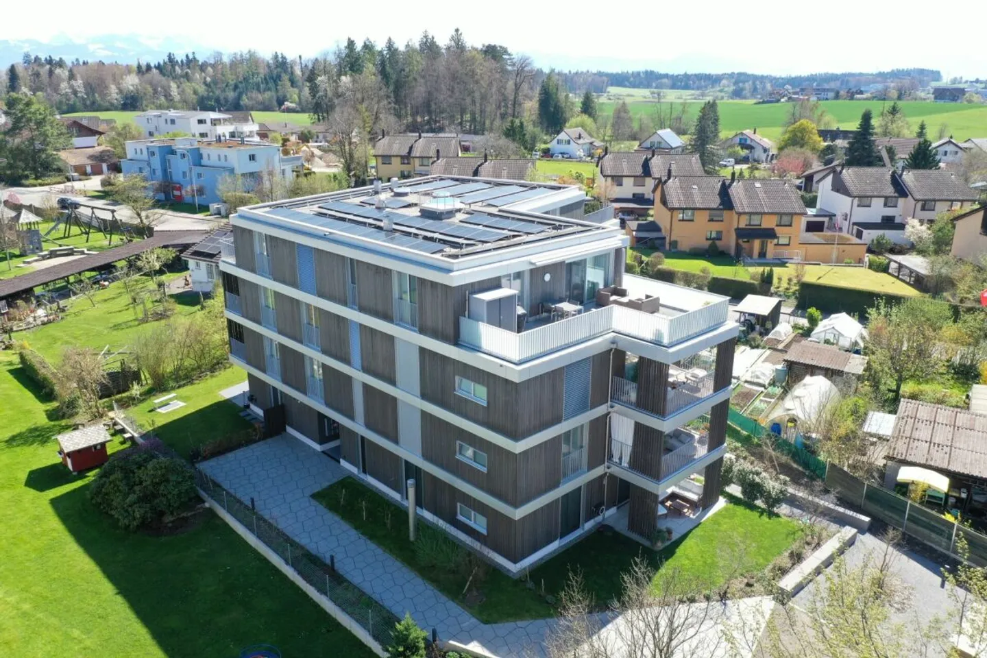 Appartamento giardino 4,5 locali elegante in costruzione ibrida in legno nobile - Foto 3 di 13