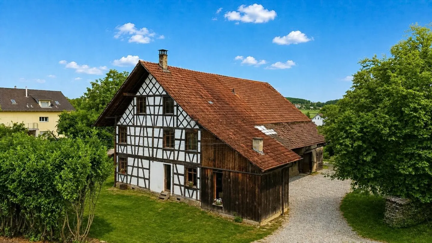 Historical half-timbered house on 1,706 m² plot with development potential - Photo 2 of 10
