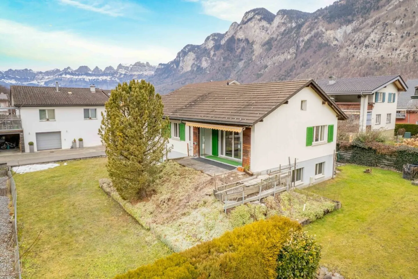 Charmantes Einfamilienhaus mit Terrasse - Foto 1 von 13