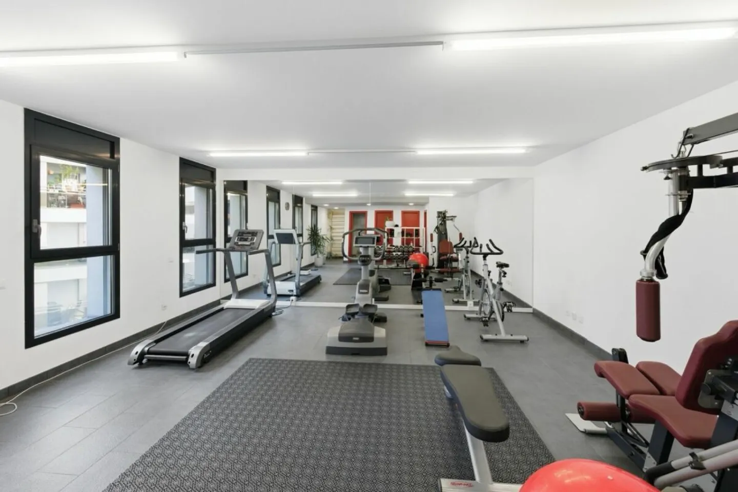 Geräumige Zwei-Zimmer-Wohnung mit großer Terrasse mit Blick auf den See - Foto 5 von 5