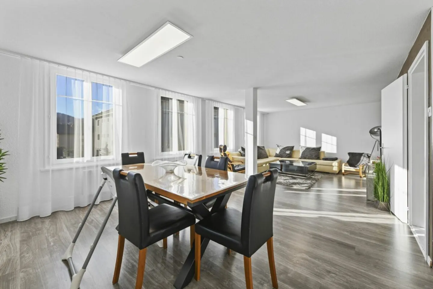 Freistehendes Einfamilienhaus mit Einliegerwohnung und vielseitigem Nutzungspotenzial in Flawil - Foto 8 di 13