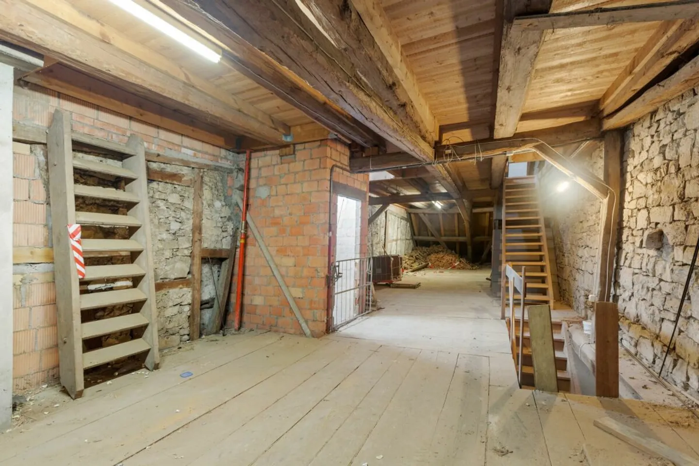 Casa a schiera di 6 stanze da ristrutturare con potenziale di ampliamento - Foto 9 di 13
