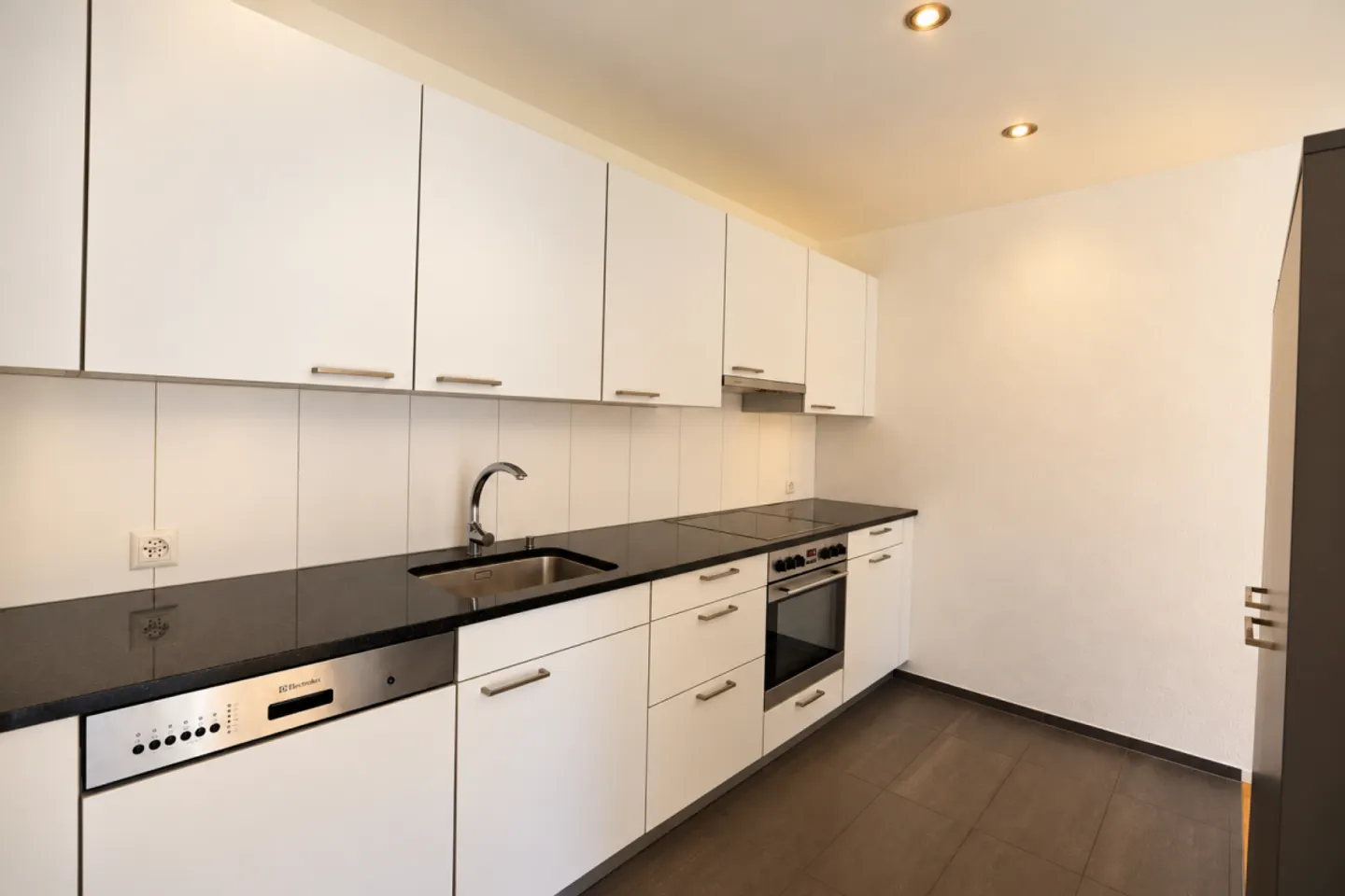 Helle 3.5-Zimmer-Wohnung im Erdgeschoss mit Gartensitzplatz! - Photo 4 of 13