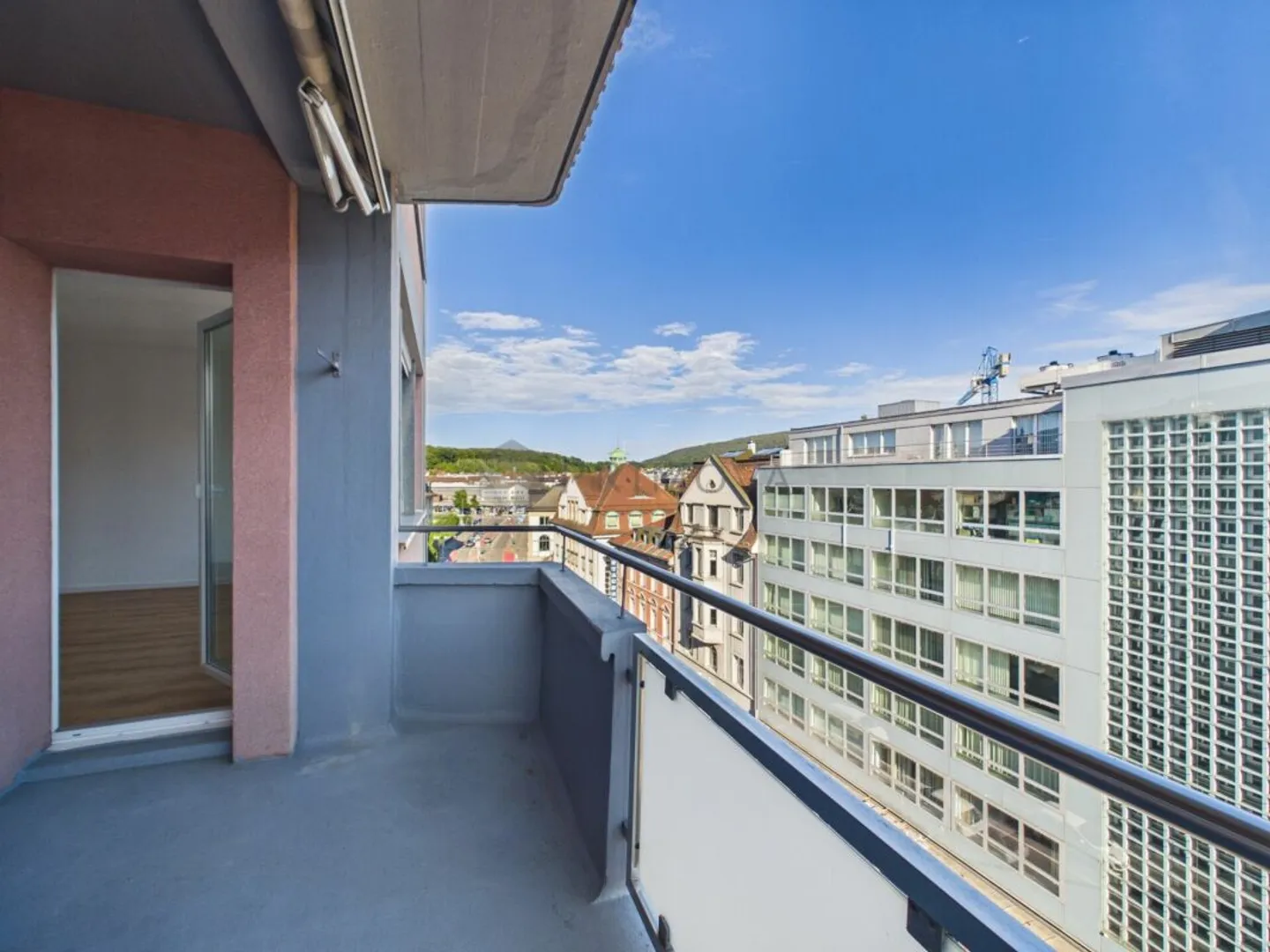 Living comfort meets wide views in this stylishly renovated 3.5-room apartment - Photo 6 of 6