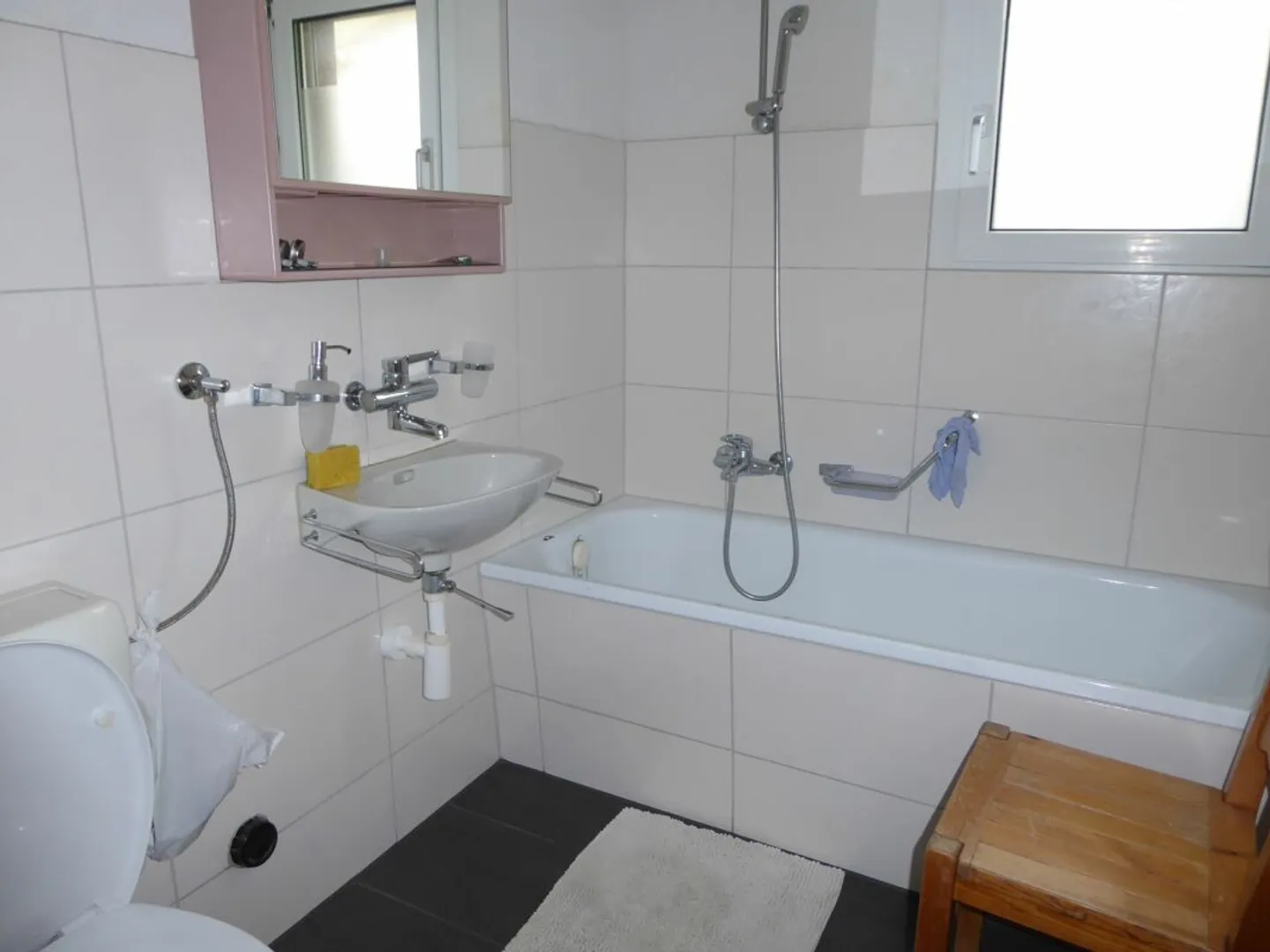 freistehendes Zweifamilienhaus mit Garagen und grosszügigem Umschwung - Foto 6 di 13