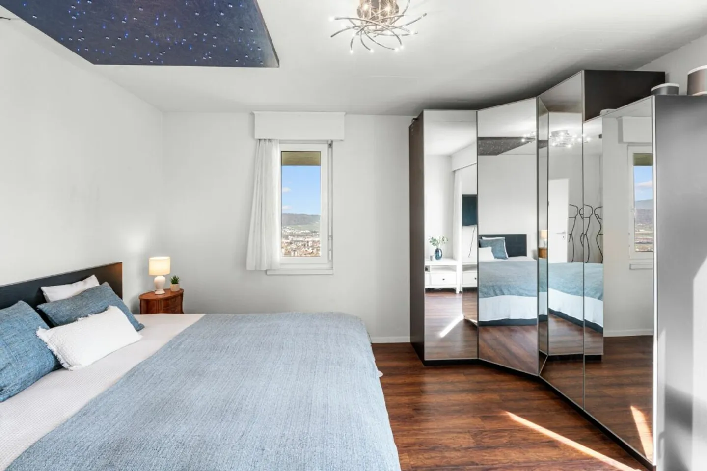 Maison individuelle jumelée de 5,5 pièces presque neuve dans un emplacement de choix - Photo 7 sur 13