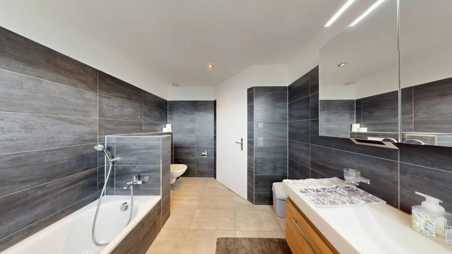 168 m² Dream Home with Impressive Gallery - Exclusive 5.5-Room Maisonette near the Aare - Photo 10 of 13