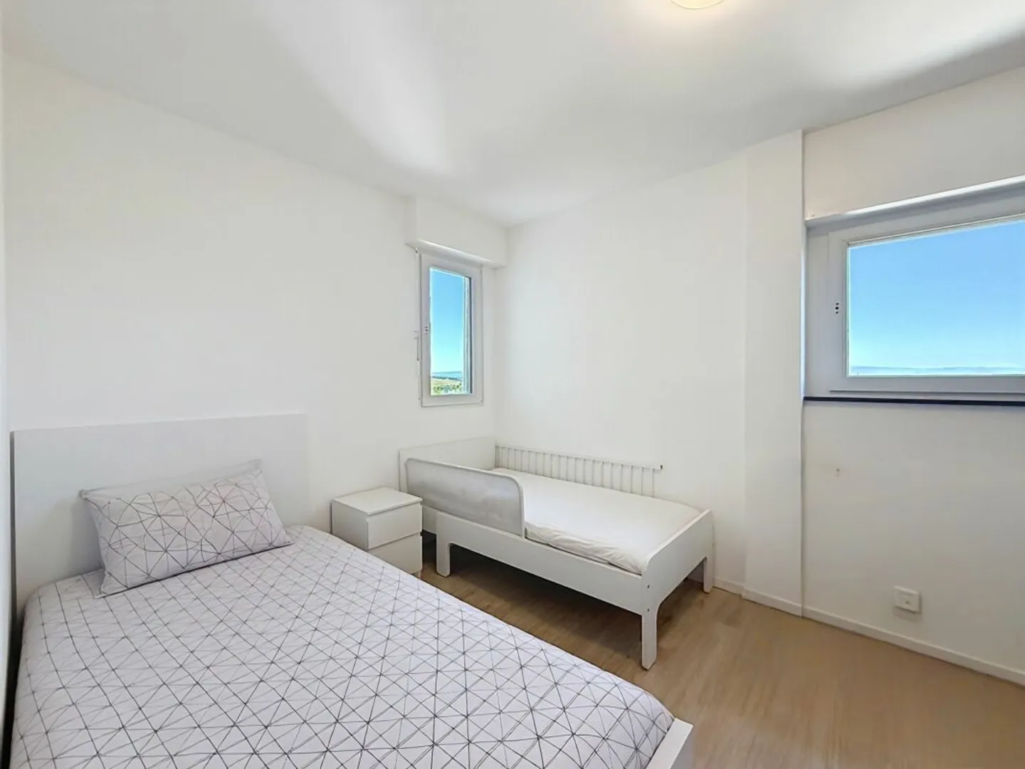 Charming 4.5-room renovated apartment with balcony and view of the cathedral - Photo 8 of 11