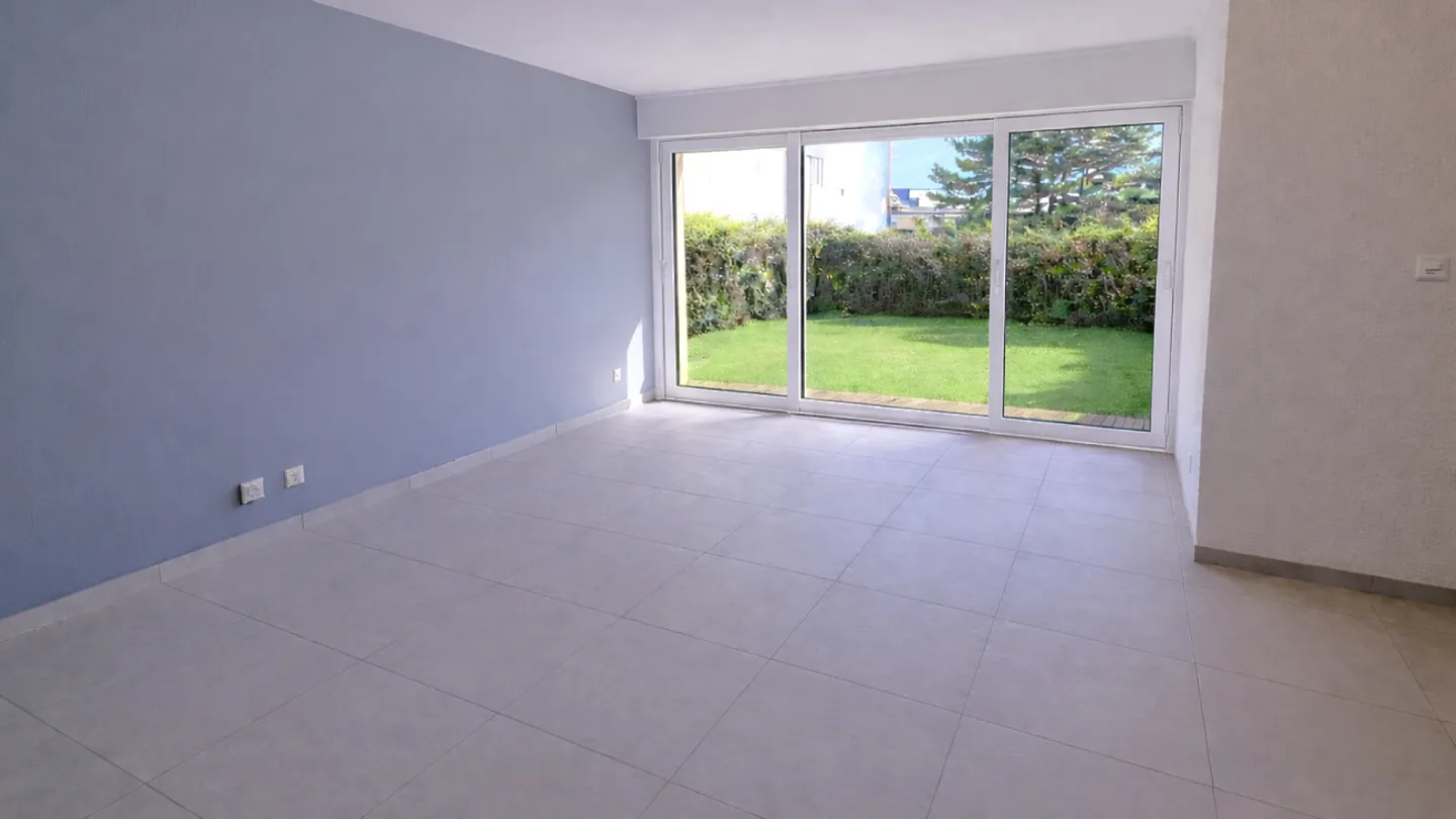 CALM, WITH GARDEN - Photo 5 of 10