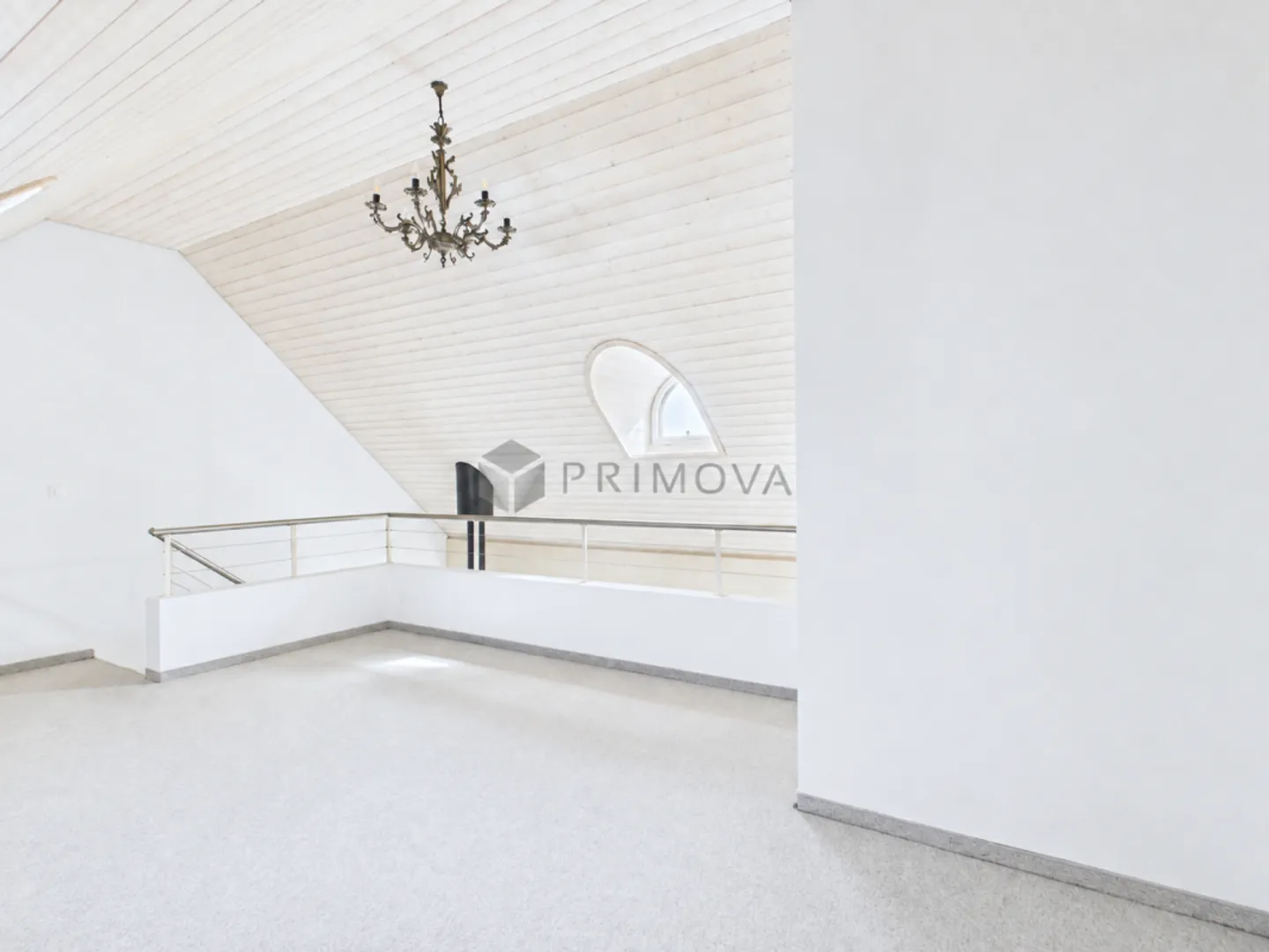 Helle 2.5 Zimmer-Dachwohnung mit Lift, Parkplatz und besonderem Wohnambiente - Photo 2 of 9