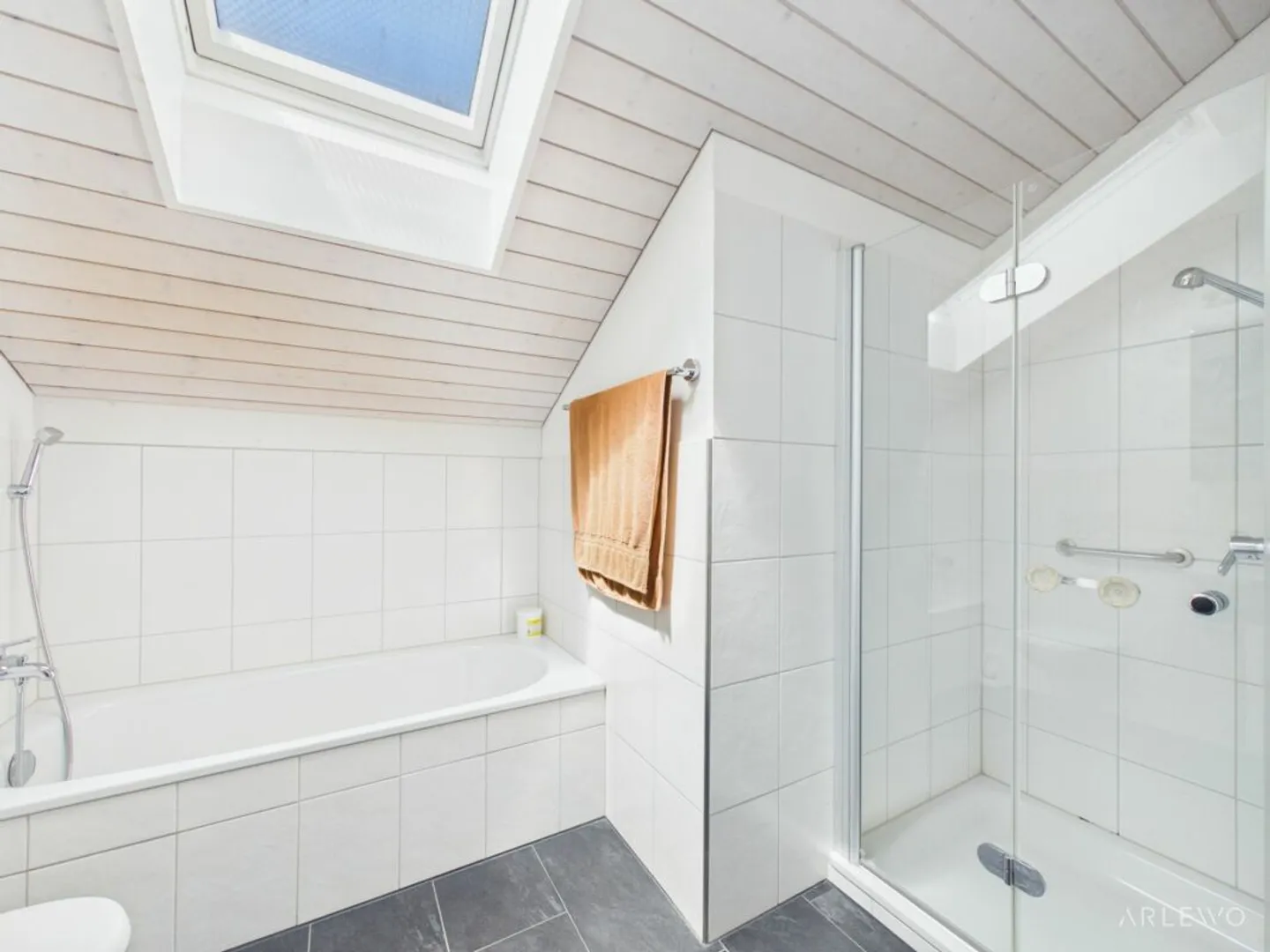 Charmante Dachwohnung in der Natur - Foto 5 von 9
