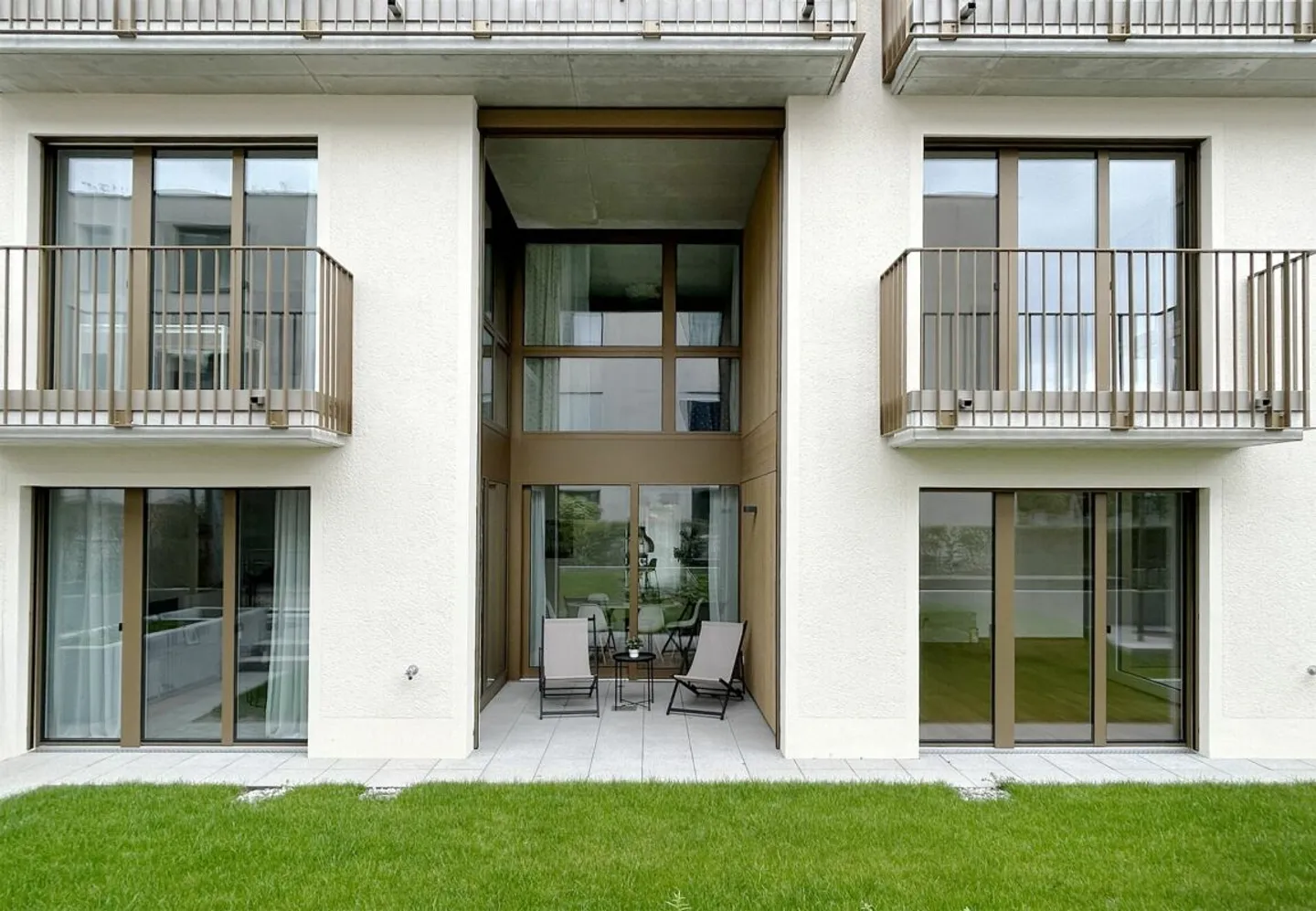 Maisonette de 4,5 pièces avec une sensation de maison et un jardin charmant - Photo 6 sur 13