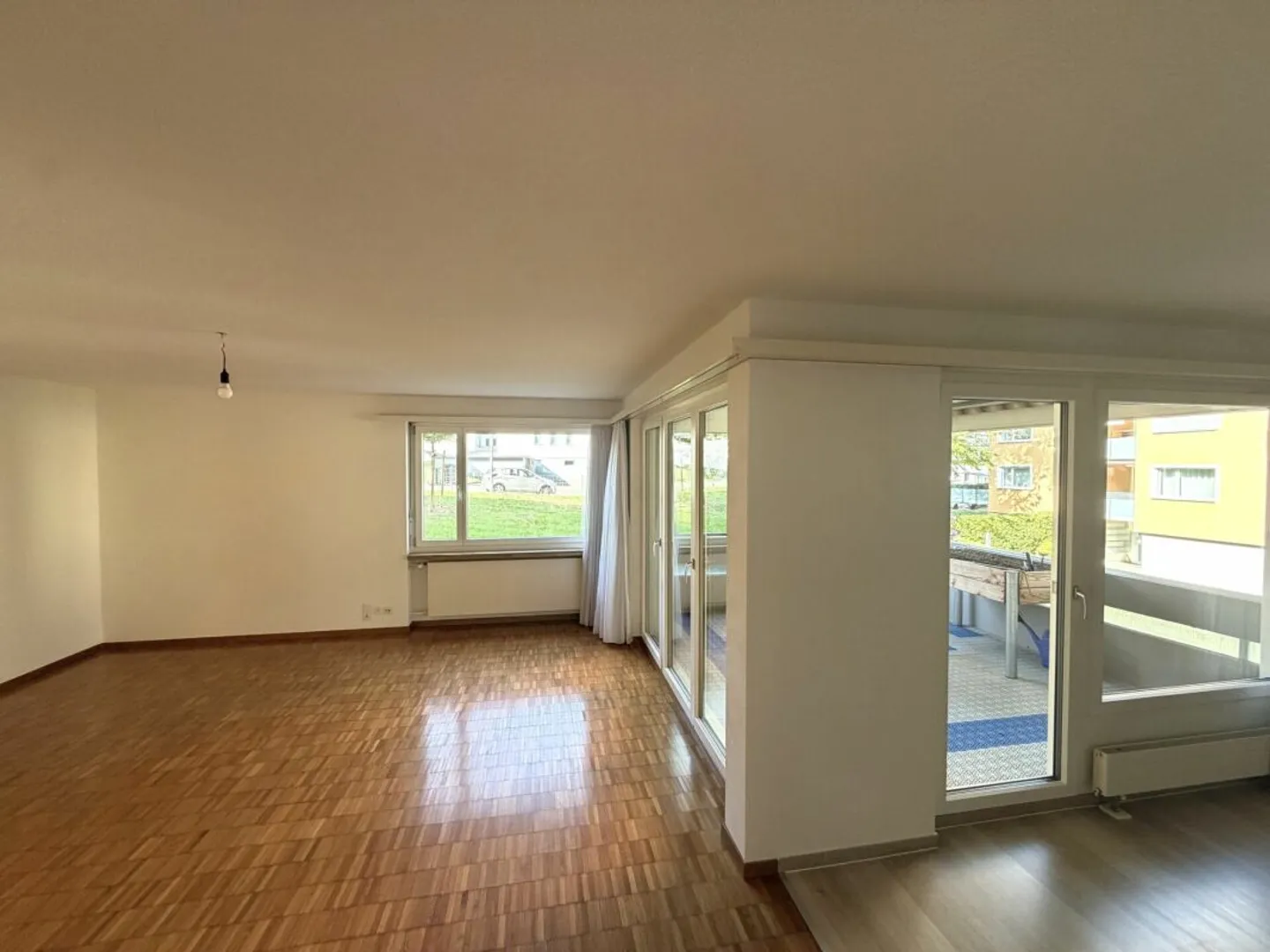 Cozy 3.5-room ground floor apartment with two balconies in a central location - Photo 4 of 13
