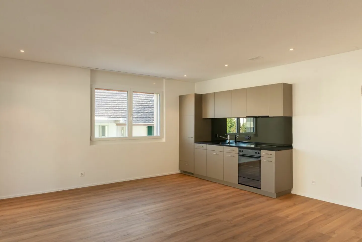 Attractive 2.5-room apartment in the best location - Photo 2 of 7
