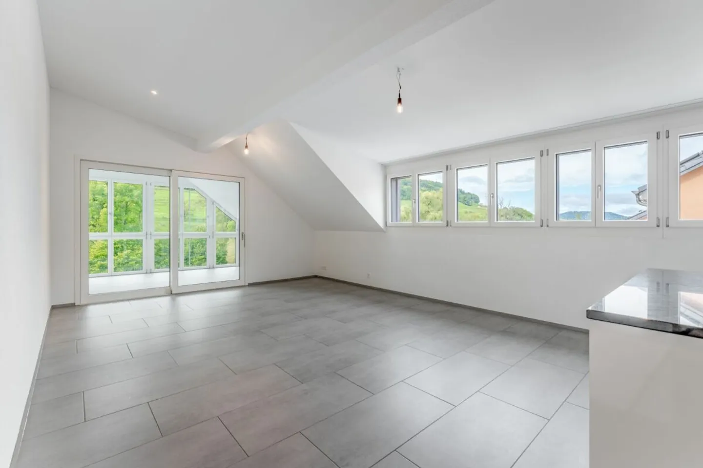 Ready-to-move-in 4.5-room penthouse apartment with ground-level access - Photo 2 of 6