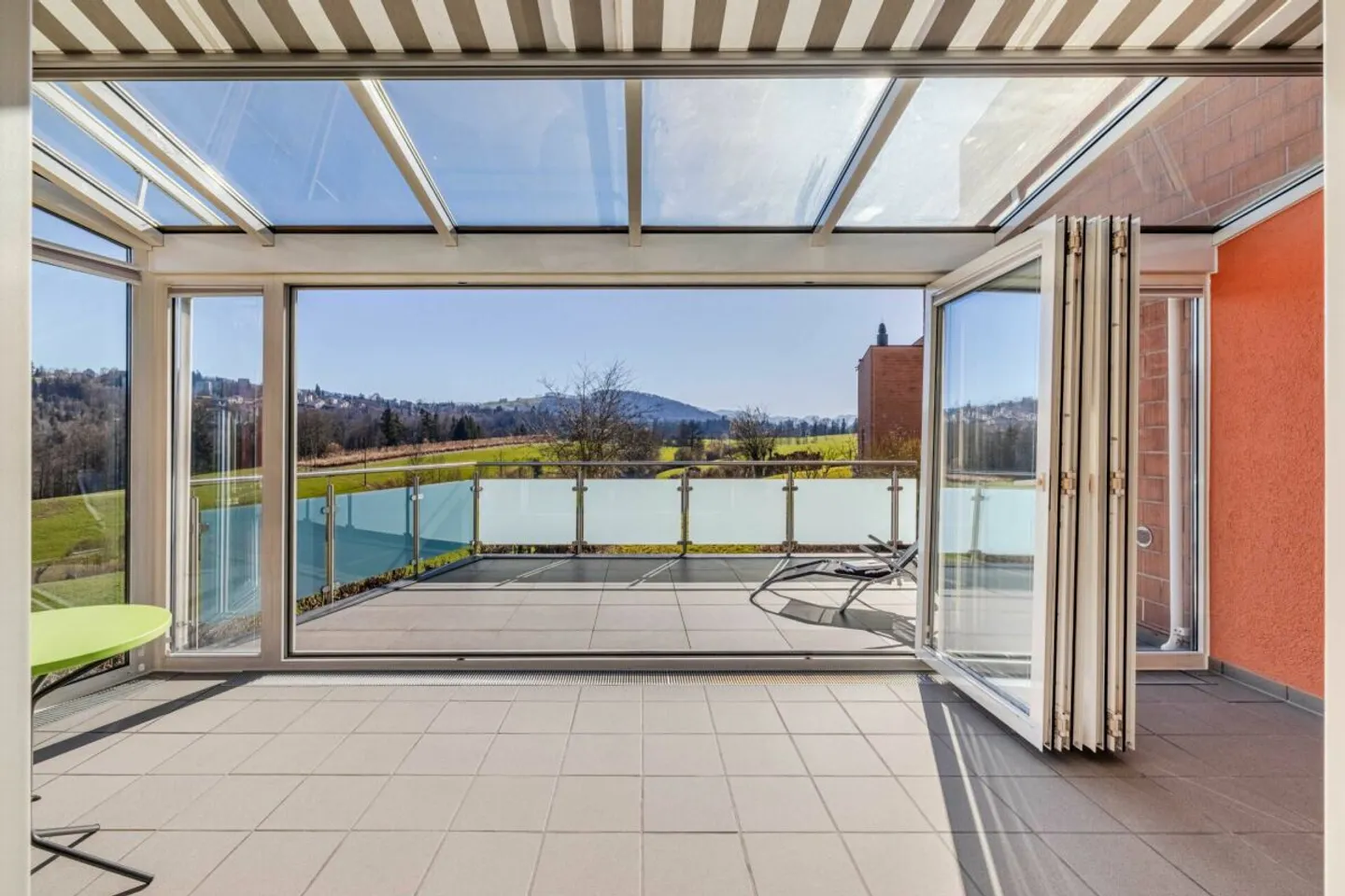 Vivre avec une vue - Maison de rangée de 7,5 pièces en bout de rangée directement adjacente à la zone agricole - Photo 3 sur 10